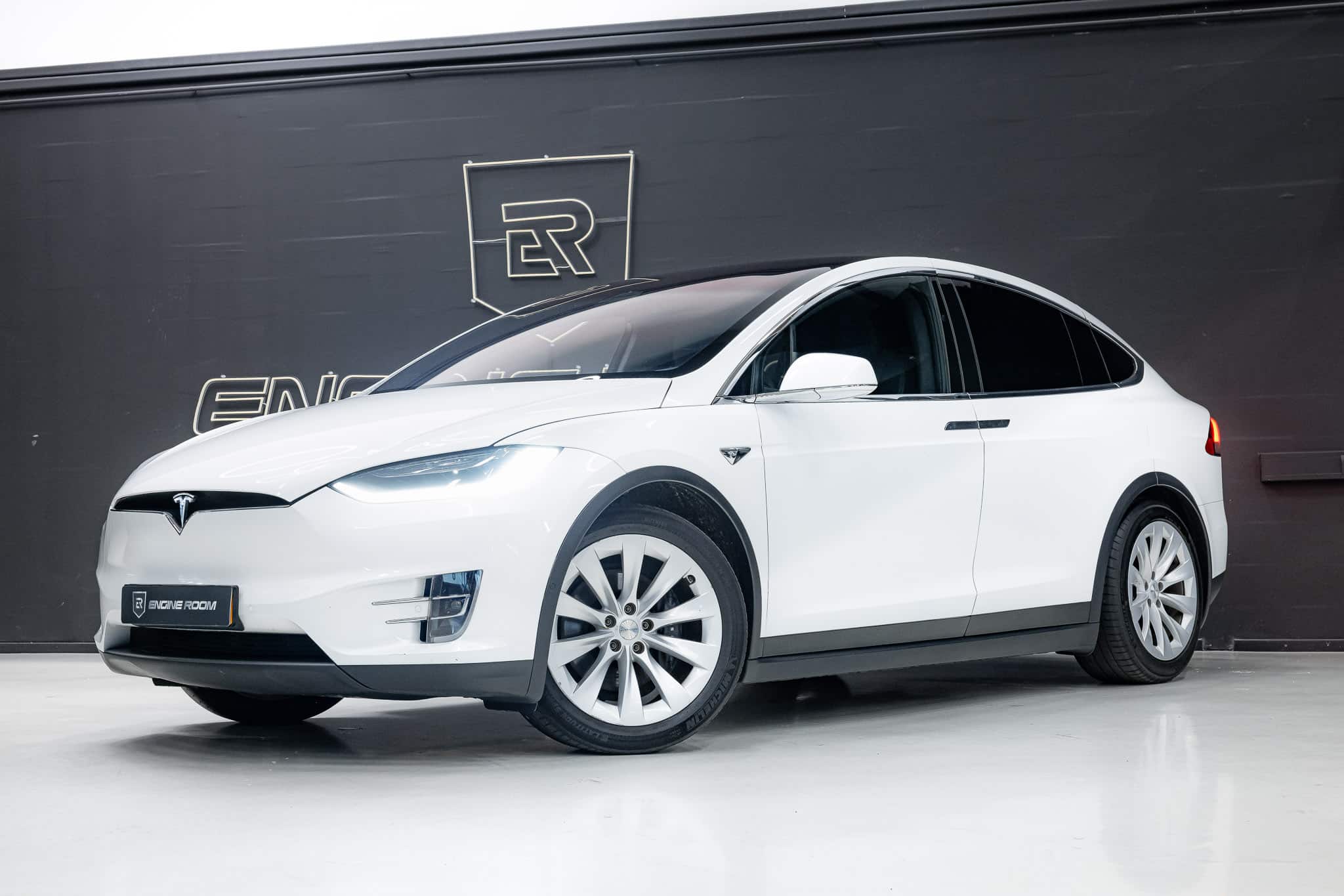 Tesla Model X wit